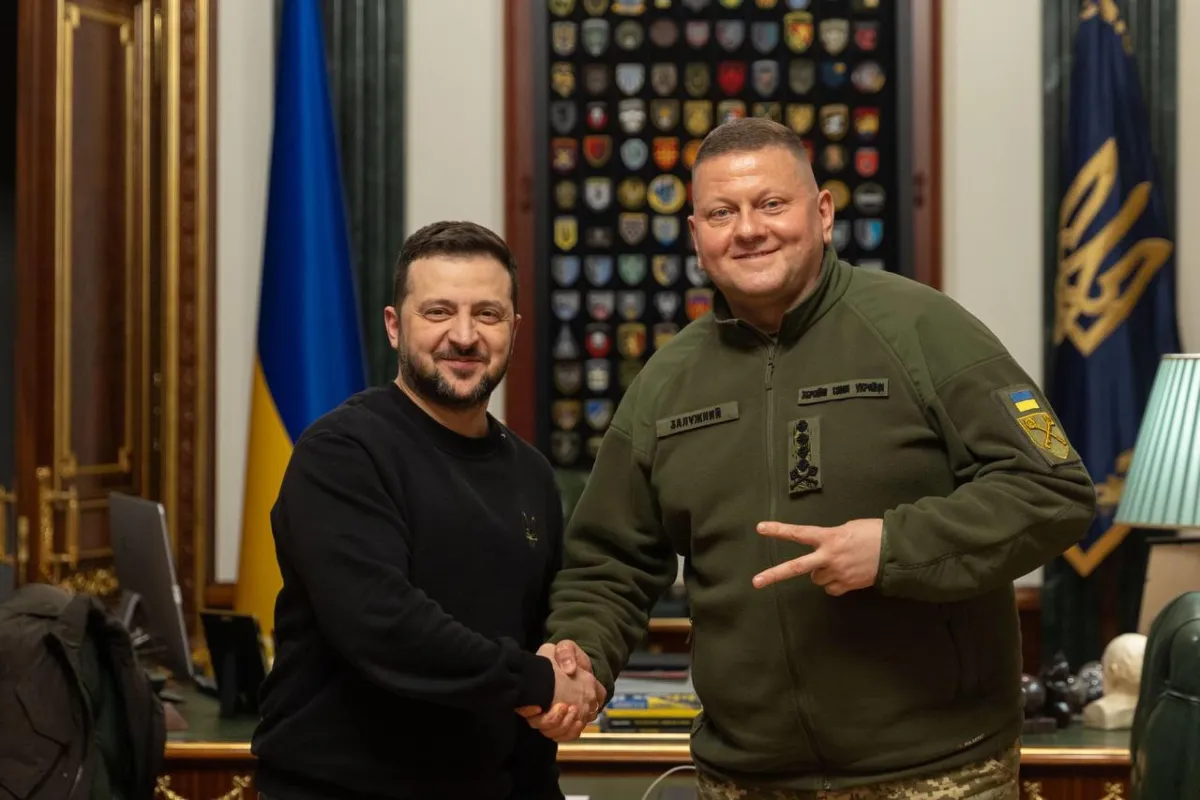 Ucraina, il principale rivale di Zelensky apre il dibattito: il manifesto di Zaluzhny tra guerra, pace e riforme