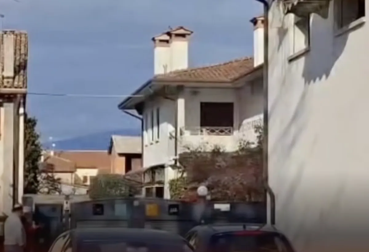 Dramma a Treviso, 55enne muore schiacciato dal basculante del garage: l'allarme lanciato da un passante