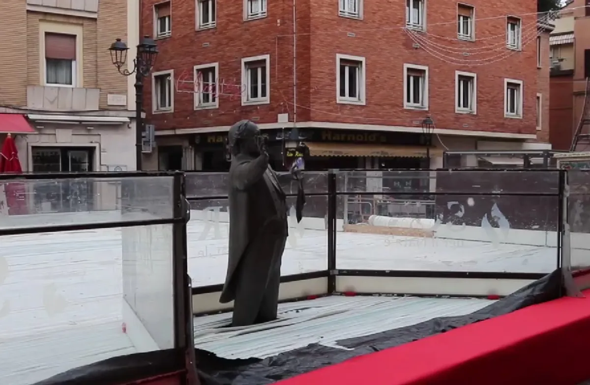 Pavarotti immerso nel ghiaccio della pista di Pesaro