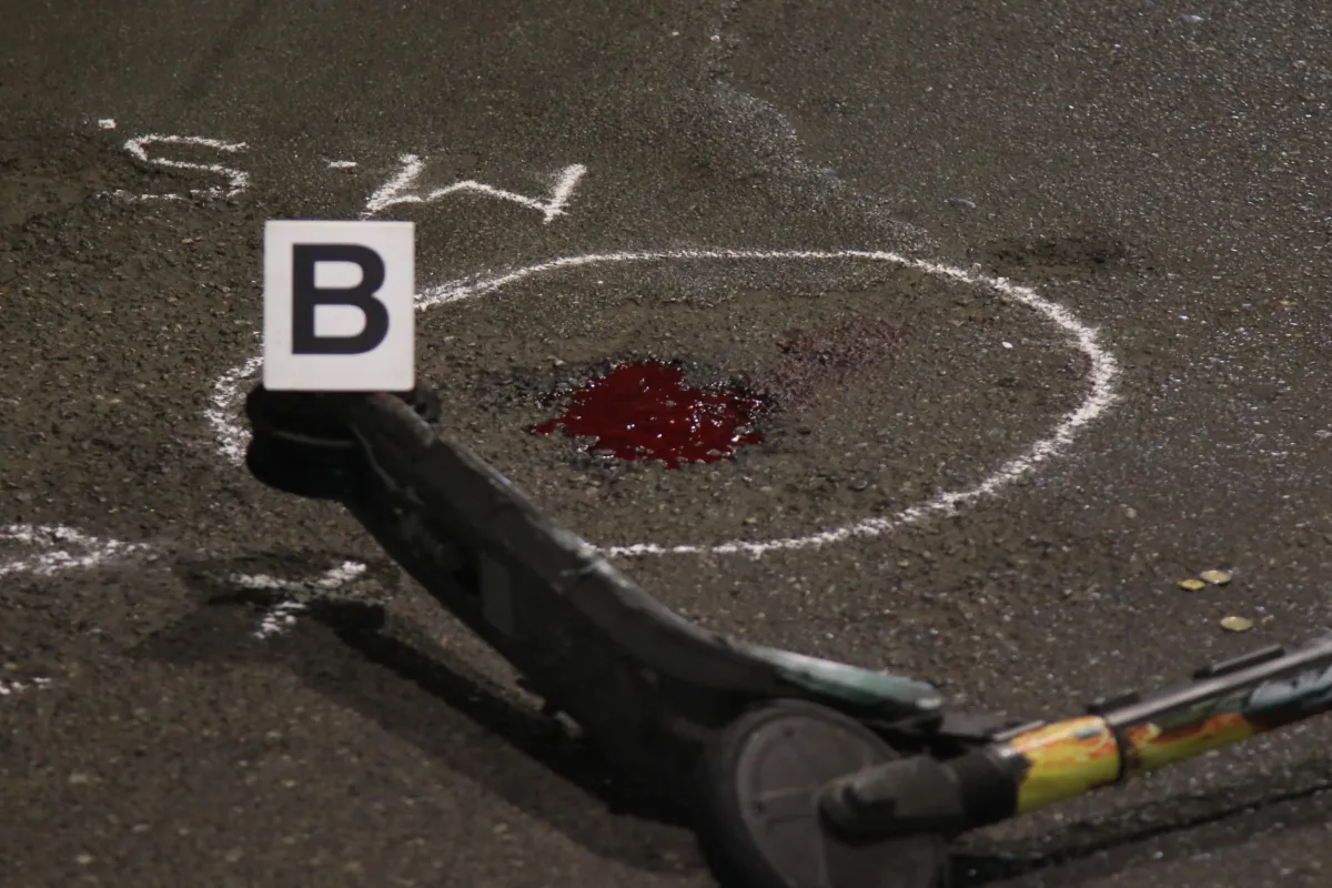 Bari, travolge 15enne in monopattino con la bici e fugge: identificato dopo ore, il ragazzo è grave