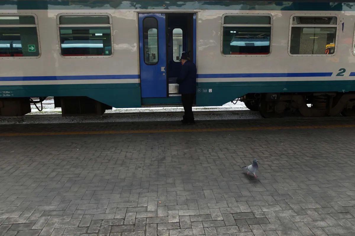 Violentò una 17enne sul vagone di un treno a Bologna: condannato in appello dopo 8 anni