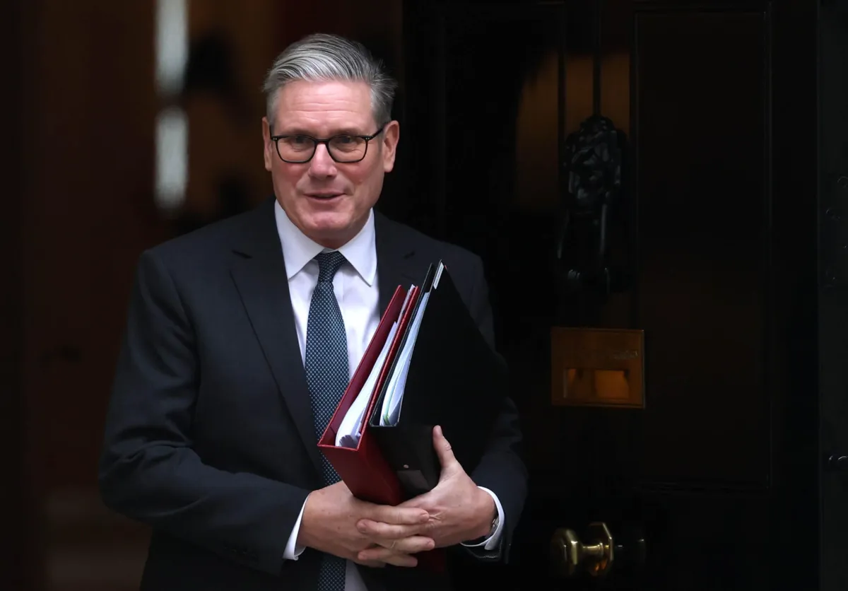 Starmer flirta con l'UE: un corteggiamento economico per superare le distanze dopo gli attriti della Brexit