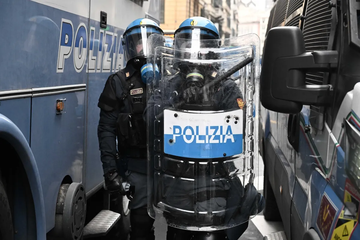 Immigrato cannibale stacca il dito a una poliziotta ma non va in carcere, la rabbia di Feltri 