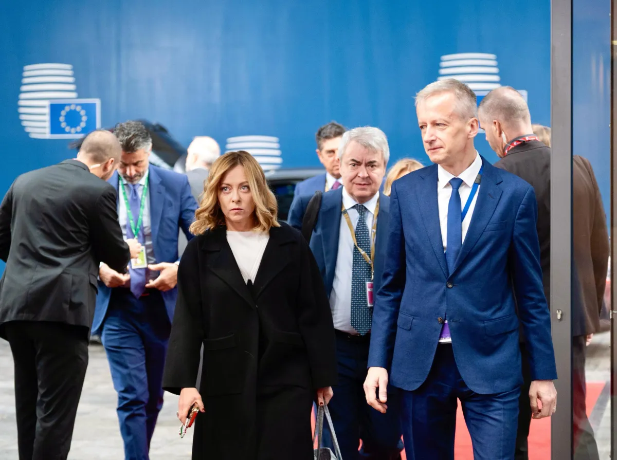 Migranti, basta ambiguità: l’UE approva la lista unica dei Paesi sicuri. Roma detta la linea