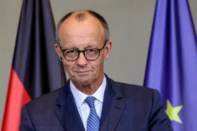 Torna la leva militare in Germania: il cancelliere Merz brinda alla riforma tra le proteste studentesche