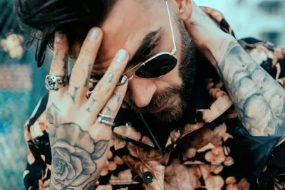 Tatuaggi: studio PNAS scopre che l’inchiostro migra nei linfonodi e può alterare la risposta ai vaccini