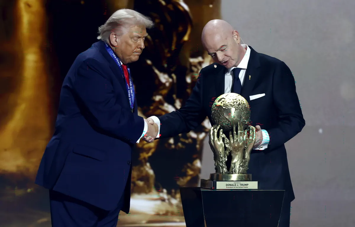 Trump premiato dalla FIFA per la pace: un onore calcistico per il "pacificatore" Usa ma non mancano le polemiche