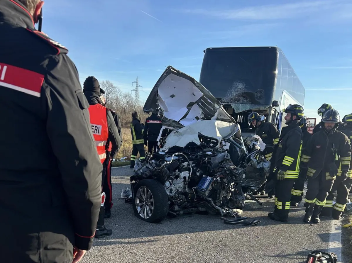 Incidente a Maniago, chi è il 43enne morto nello scontro tra auto e pullman: aveva la patente sospesa