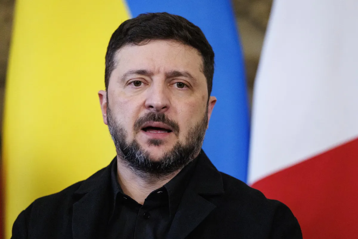 Zelensky pronto al voto, tra legge marziale e pressioni globali: perché le elezioni in Ucraina fanno discutere