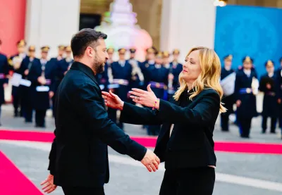 Gli "scemi di guerra" di Travaglio: "Ma al fronte ci mandano gli altri. Chi sta meglio di loro?"