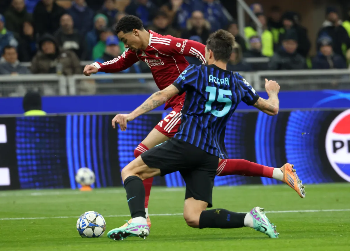 Infortunio Acerbi col Liverpool: quando torna il difensore nerazzurro?