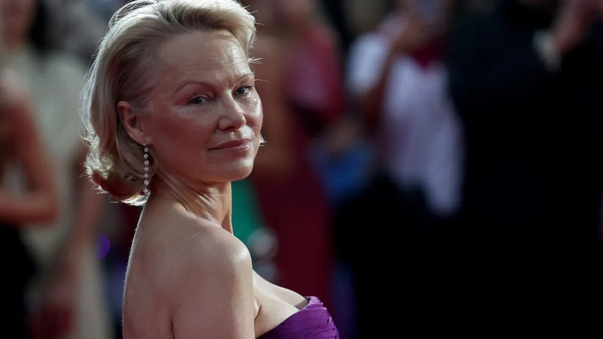 Pamela Anderson racconta il suo amore con Liam Neeson: cosa ha detto l'iconica attrice