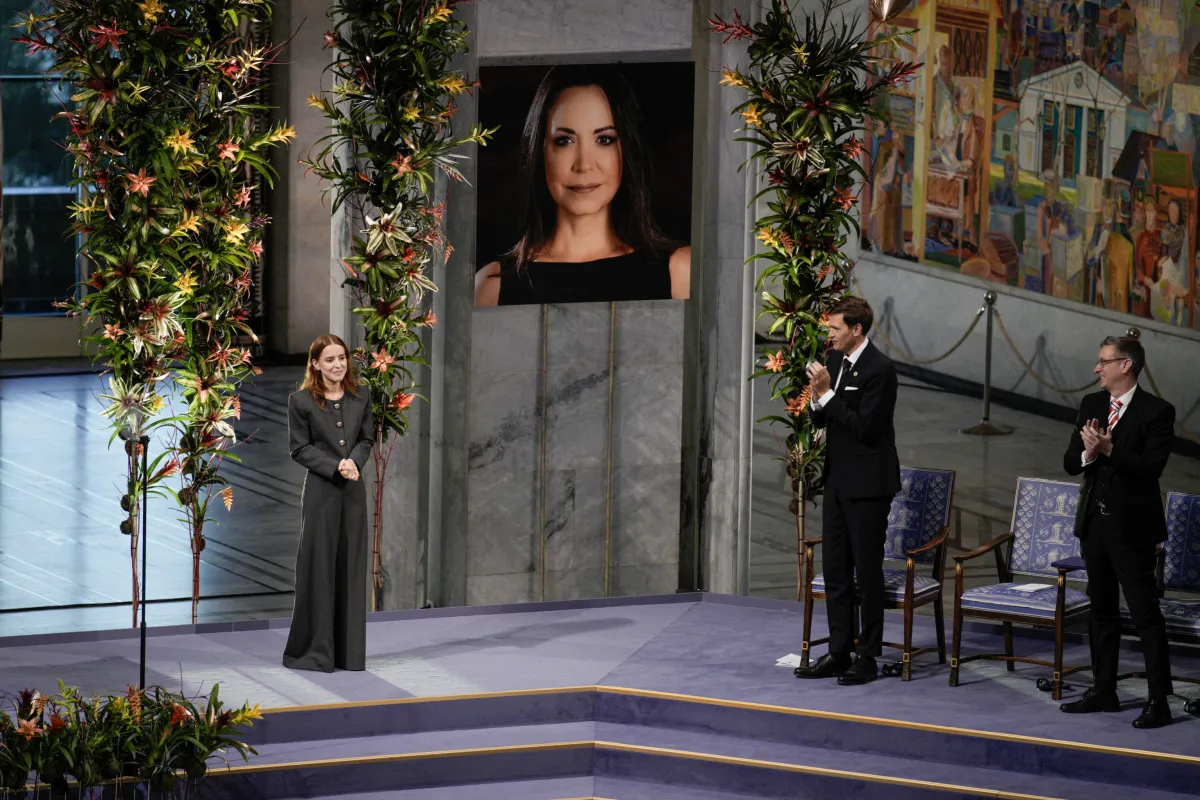 Nobel per la Pace a Machado: la figlia ritira il premio a Oslo e legge il messaggio della madre