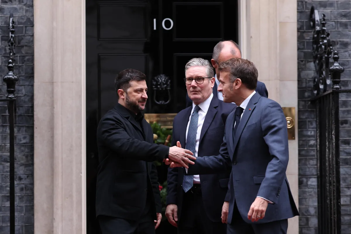 Pace in Ucraina, Trump racconta di "toni forti" con leader europei e Kiev invia proposte riviste