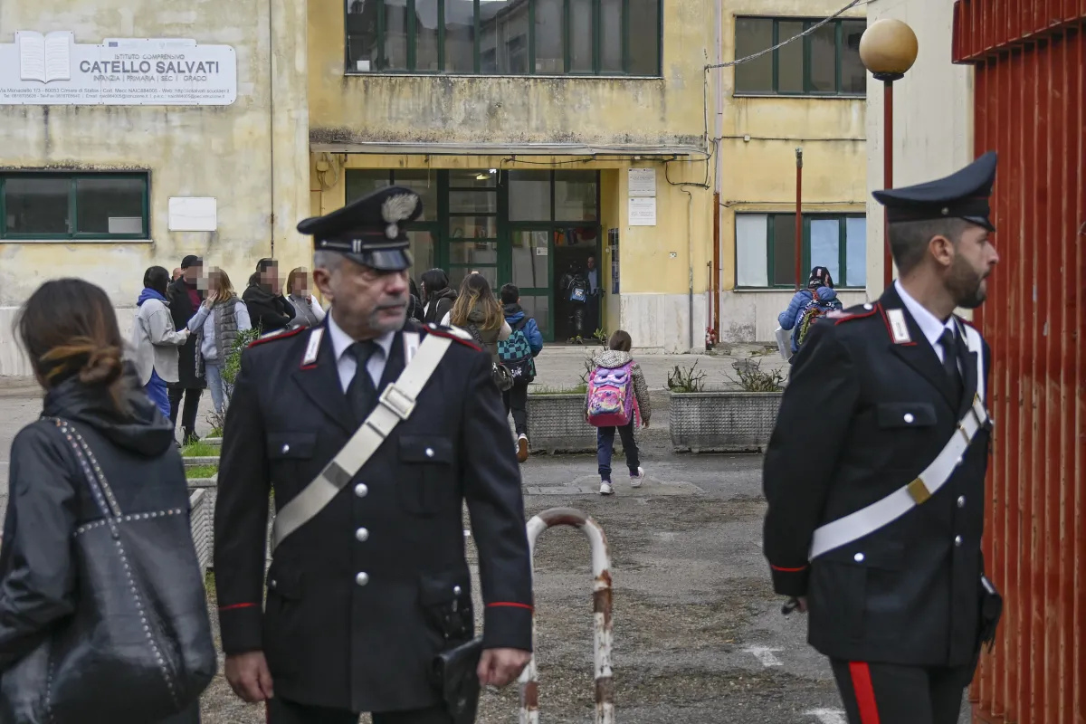 Violenza sessuale in una scuola media di Castellammare, prof rinviata a giudizio: quando inizia il processo