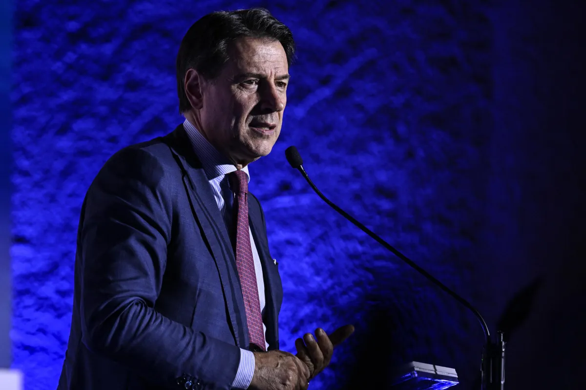 Scontro nel campo largo: tutti contro Conte dopo le dichiarazioni sull’Ucraina