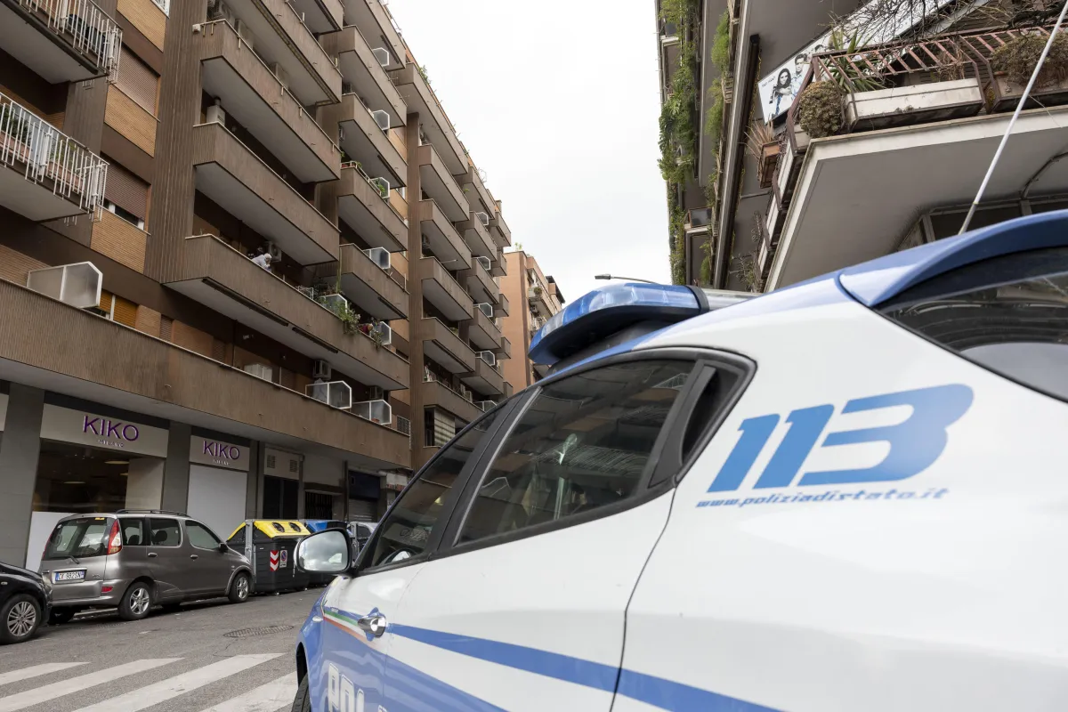 Agguato a Roma, 19enne ferito a colpi di pistola nel cortile di casa: giallo sul movente