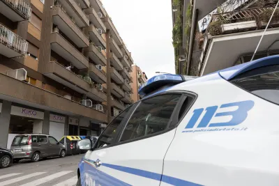 Agguato a Roma, 19enne ferito a colpi di pistola nel cortile di casa: giallo sul movente