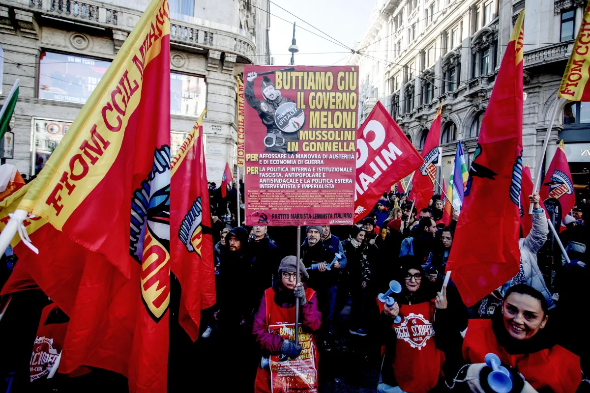 Meloni "Mussolini in gonnella", il cartello choc al corteo Milano