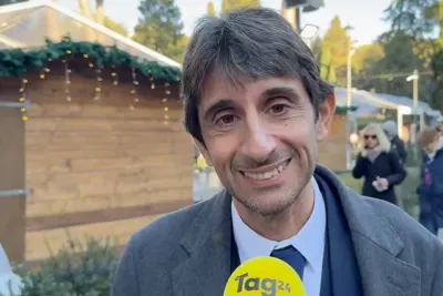 Donzelli sul cartello "Meloni, Mussolini in gonnella": "A chi ci insulta mandiamo un sorriso" VIDEO