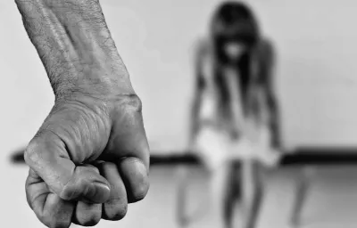 Pavia, donna sequestrata e picchiata per 24 ore: si salva inviando la posizione Gps a un amico