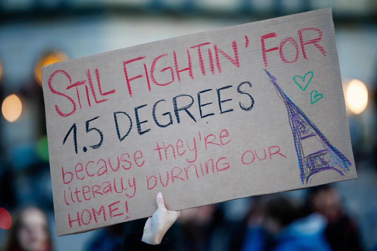 10 anni di Accordo di Parigi: meno attivismo, più pragmatismo e l'ombra lunga dei combustibili fossili