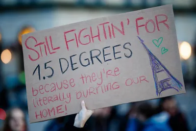10 anni di Accordo di Parigi: meno attivismo, più pragmatismo e l'ombra lunga dei combustibili fossili
