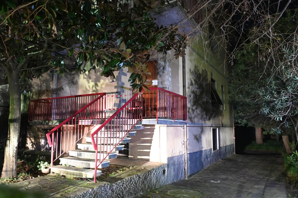 Orrore a Campi Bisenzio, cadavere di un 32enne trovato in un baule: in casa la madre denutrita e i fratelli