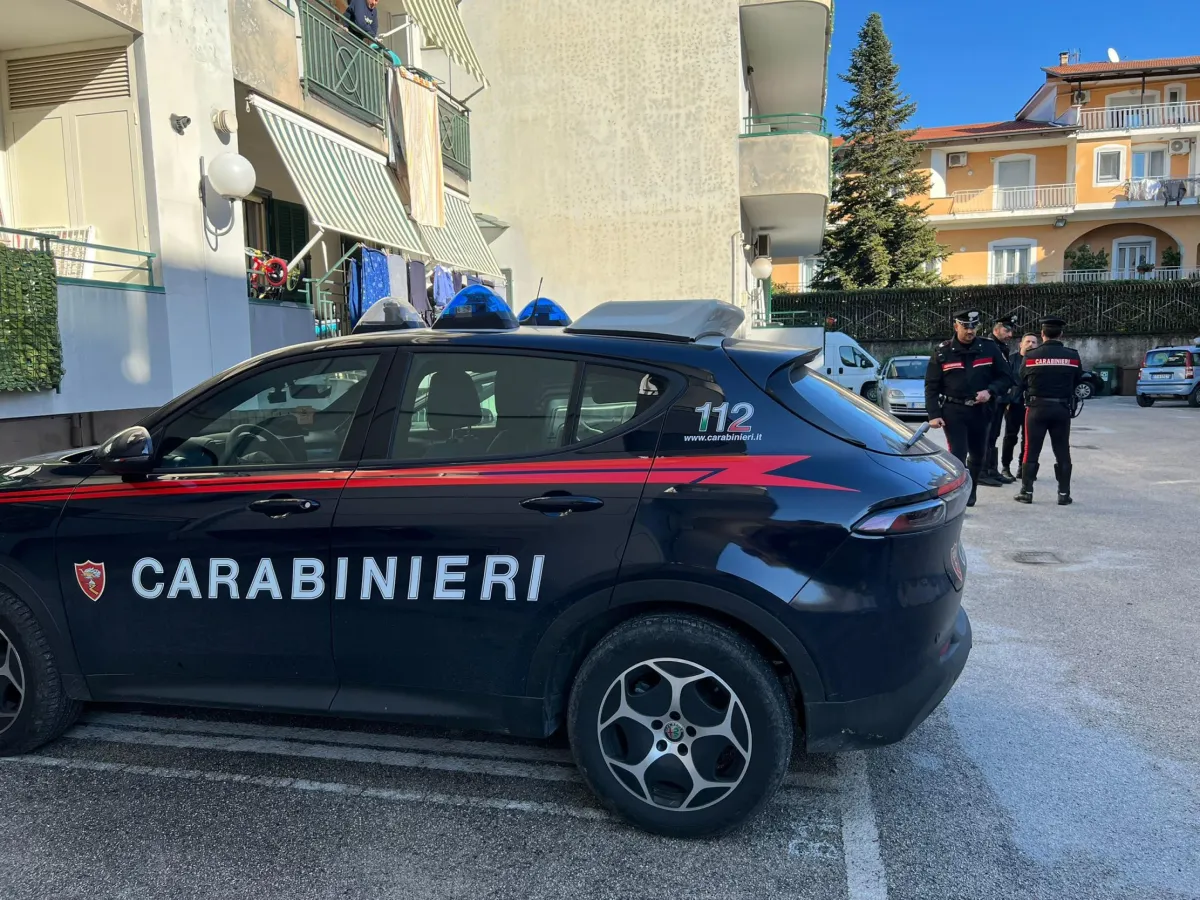 Napoli, litiga con l'ex per l'affidamento della figlia e poi investe i suoceri: arrestato 19enne