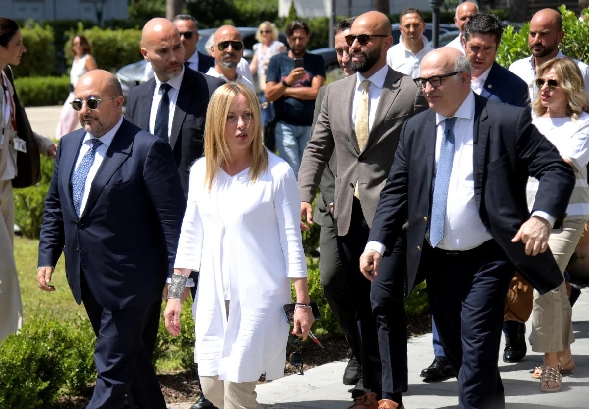 Mario Sechi in love con Giorgia Meloni: "La sinistra? Ha la sindrome del kebabbaro"