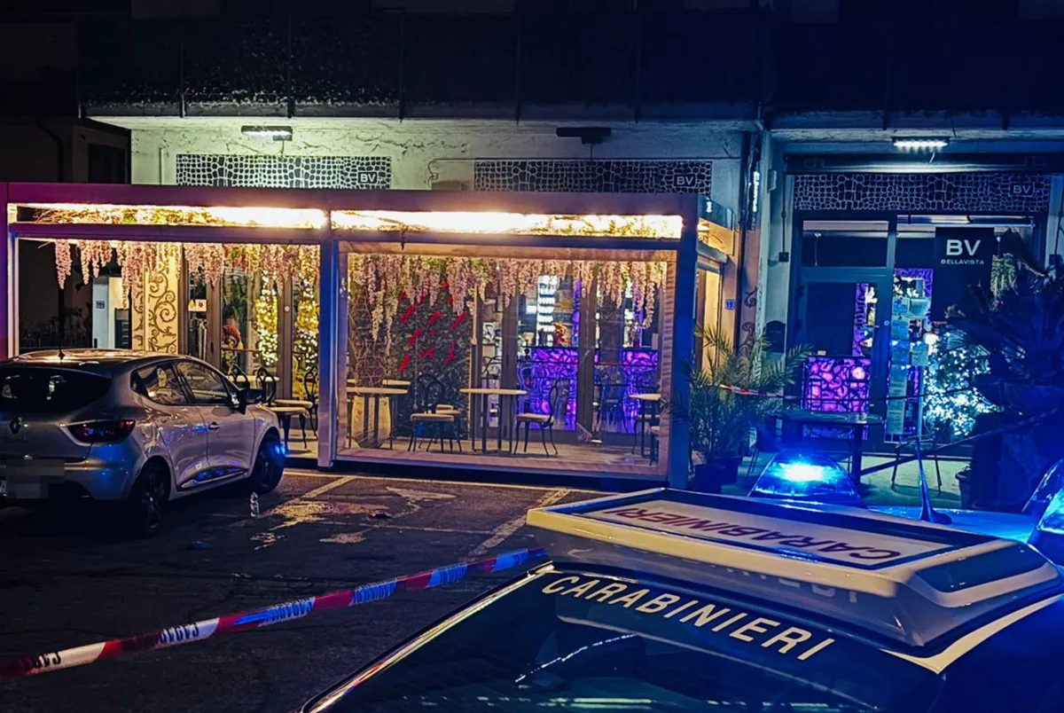 Barista ucciso a coltellate fuori dal suo locale nel Bresciano, arrestato 32enne: giallo sul movente 