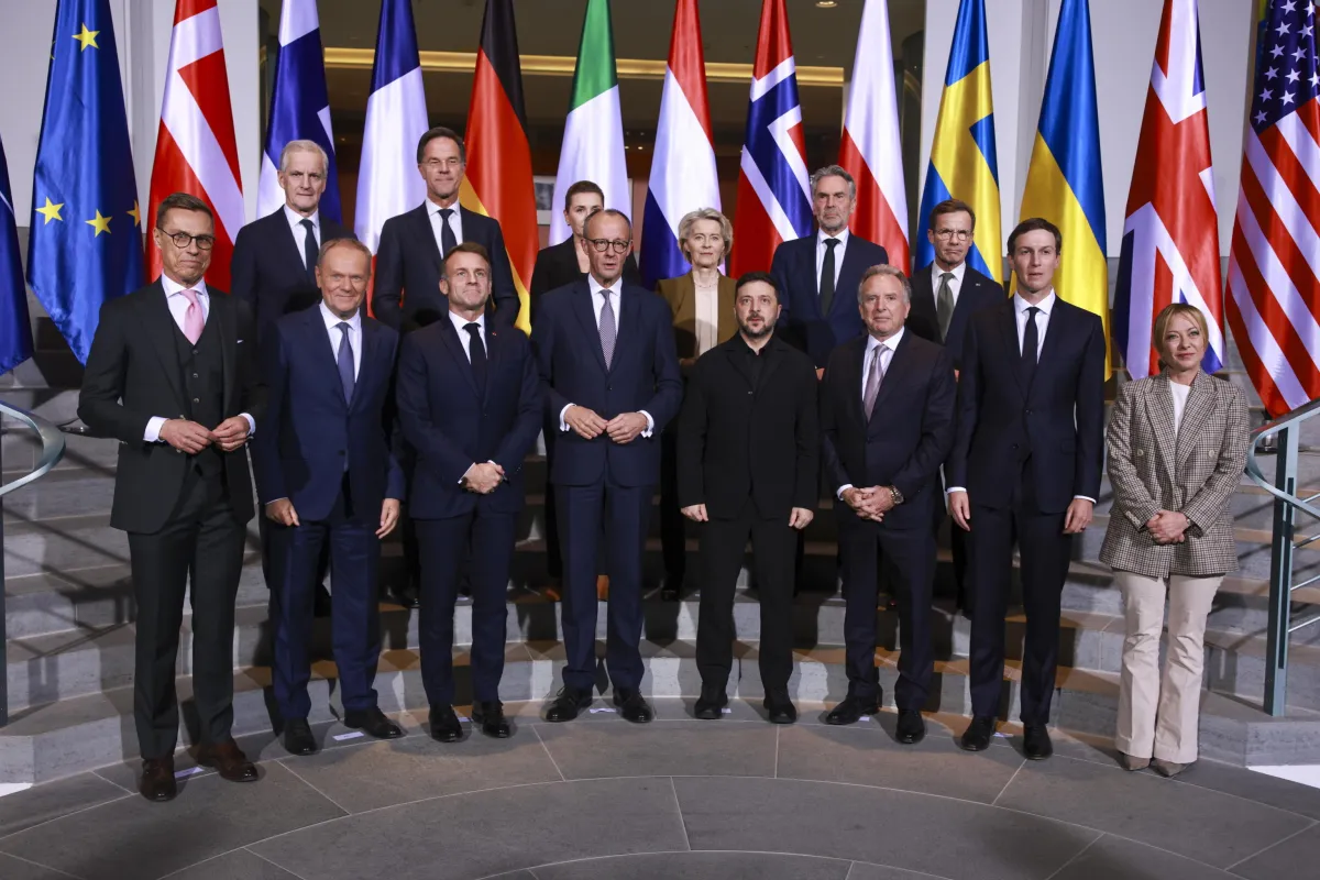 L’UE accelera a Berlino su truppe europee in Ucraina post-tregua, Mosca dice “mai”. E l’Italia che fa?