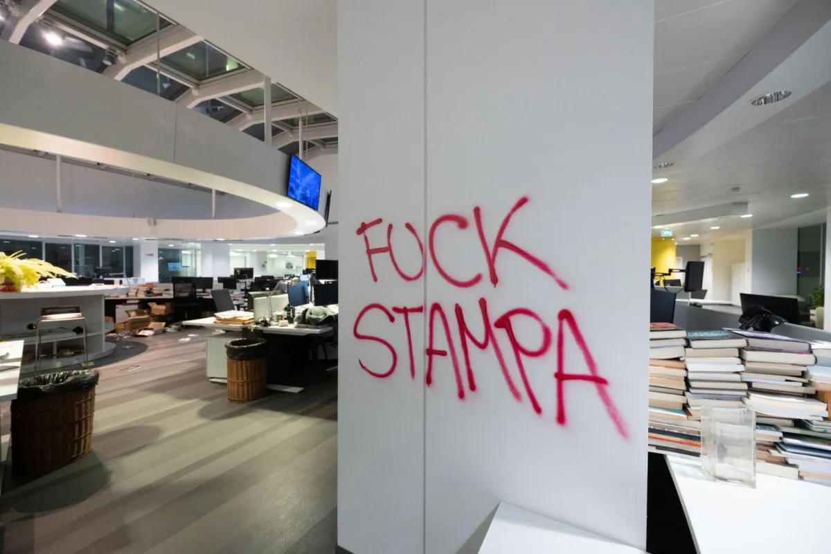 L'interferenza dell'ambasciata russa sulla vendita di Repubblica e La Stampa: cosa si augurano i russi