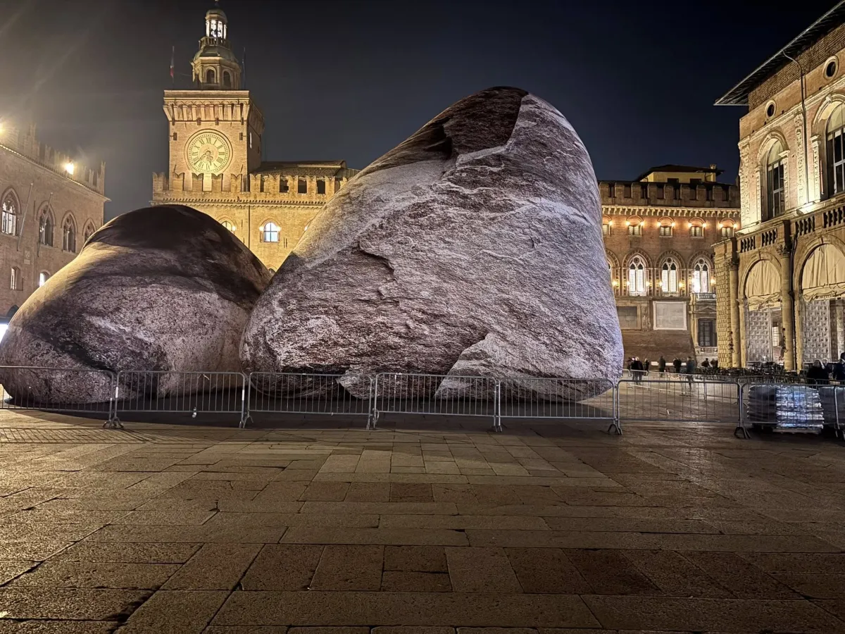 Installazioni gigantesche ovunque ma a Bologna forse hanno esagerato