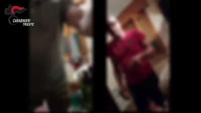 Trieste, installa microcamere in bagno per spiare le figlie minorenni della compagna: arrestato