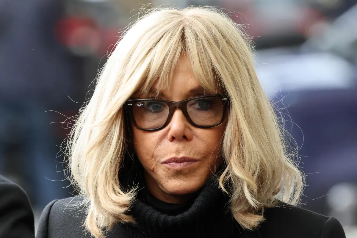 Perché Brigitte Macron è stata denunciata: le polemiche sulle frasi choc contro le attiviste femministe