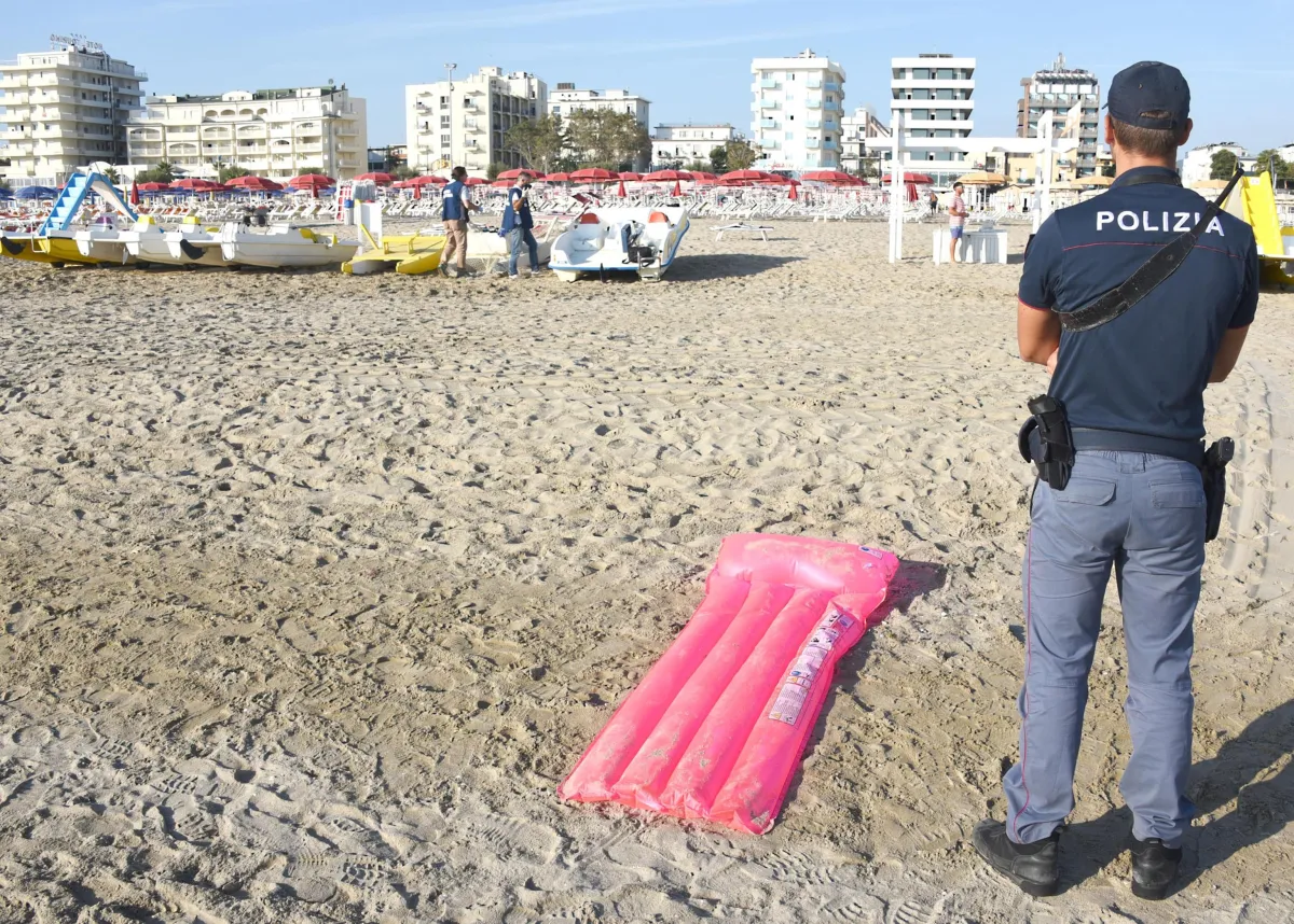Orrore a Salerno, 16enne violentata in spiaggia a Ferragosto: arrestati due 17enni
