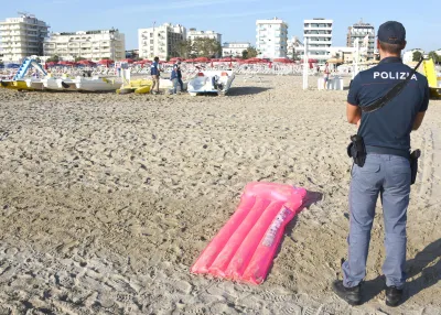 Orrore a Salerno, 16enne violentata in spiaggia a Ferragosto: arrestati due 17enni