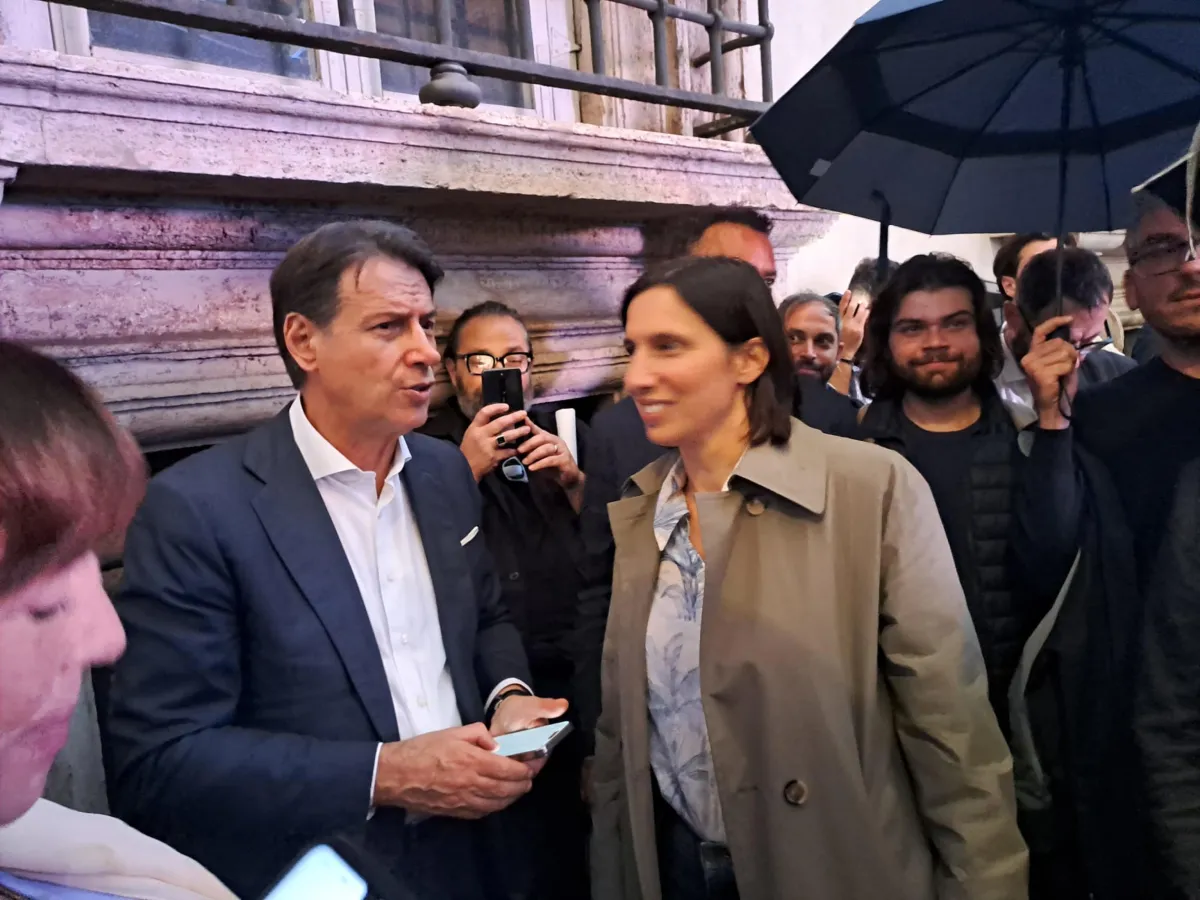 Campo largo sull'orlo di una crisi di nervi: Schlein e Conte non si parlano nemmeno più 