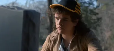 Perché Dustin cambia look in Stranger Things 5? La teoria strappalacrime è vera