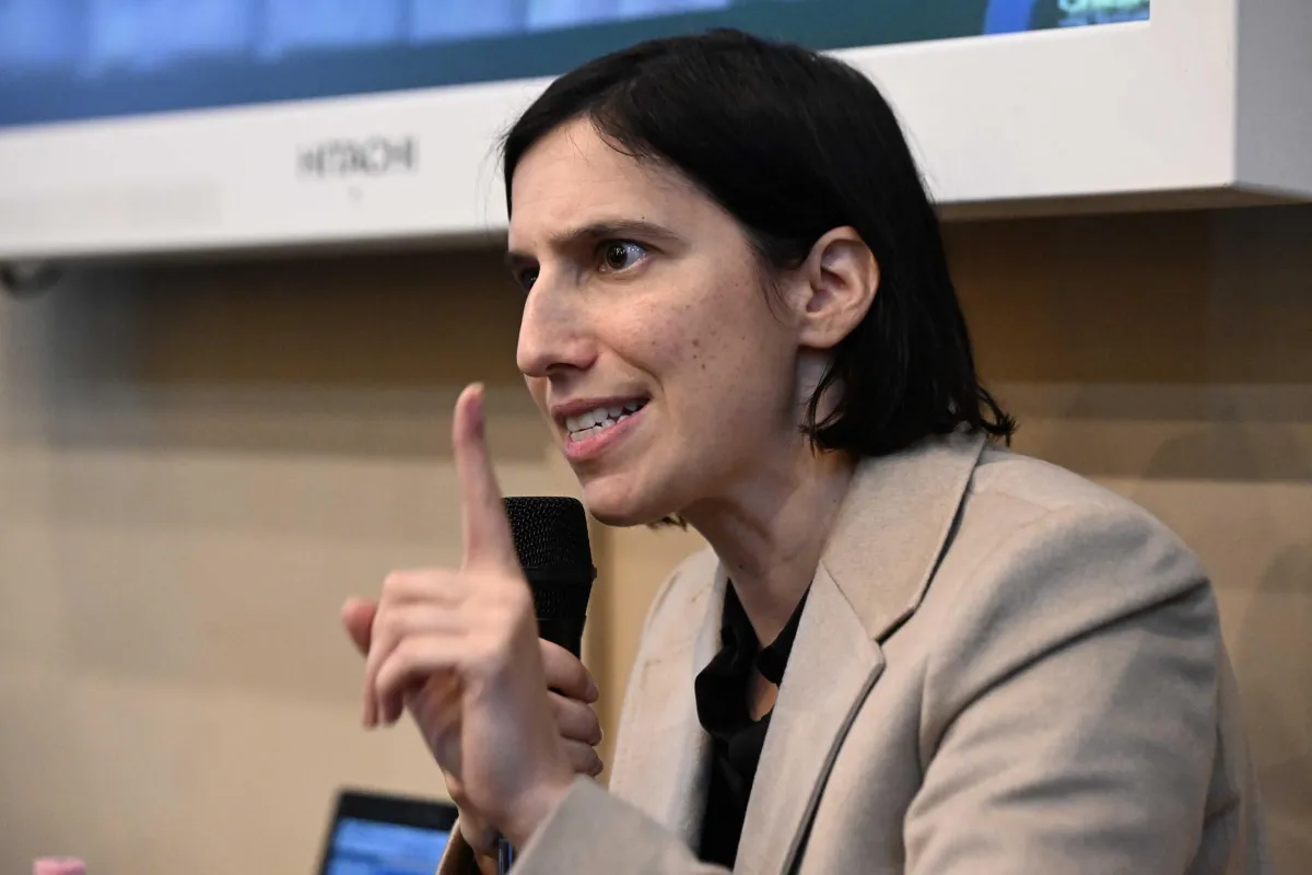 Caos al Senato, Schlein attacca Meloni e “smaschera” il governo: “Bisogna metterci la faccia”