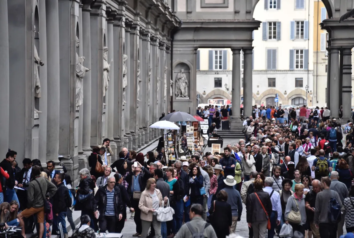 L’arcivescovo contro l’overtourism: “I fiorentini costretti a lasciare il centro storico”