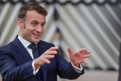 Macron punta al dialogo con Putin: apertura del Cremlino mentre prosegue la diplomazia USA sull’Ucraina