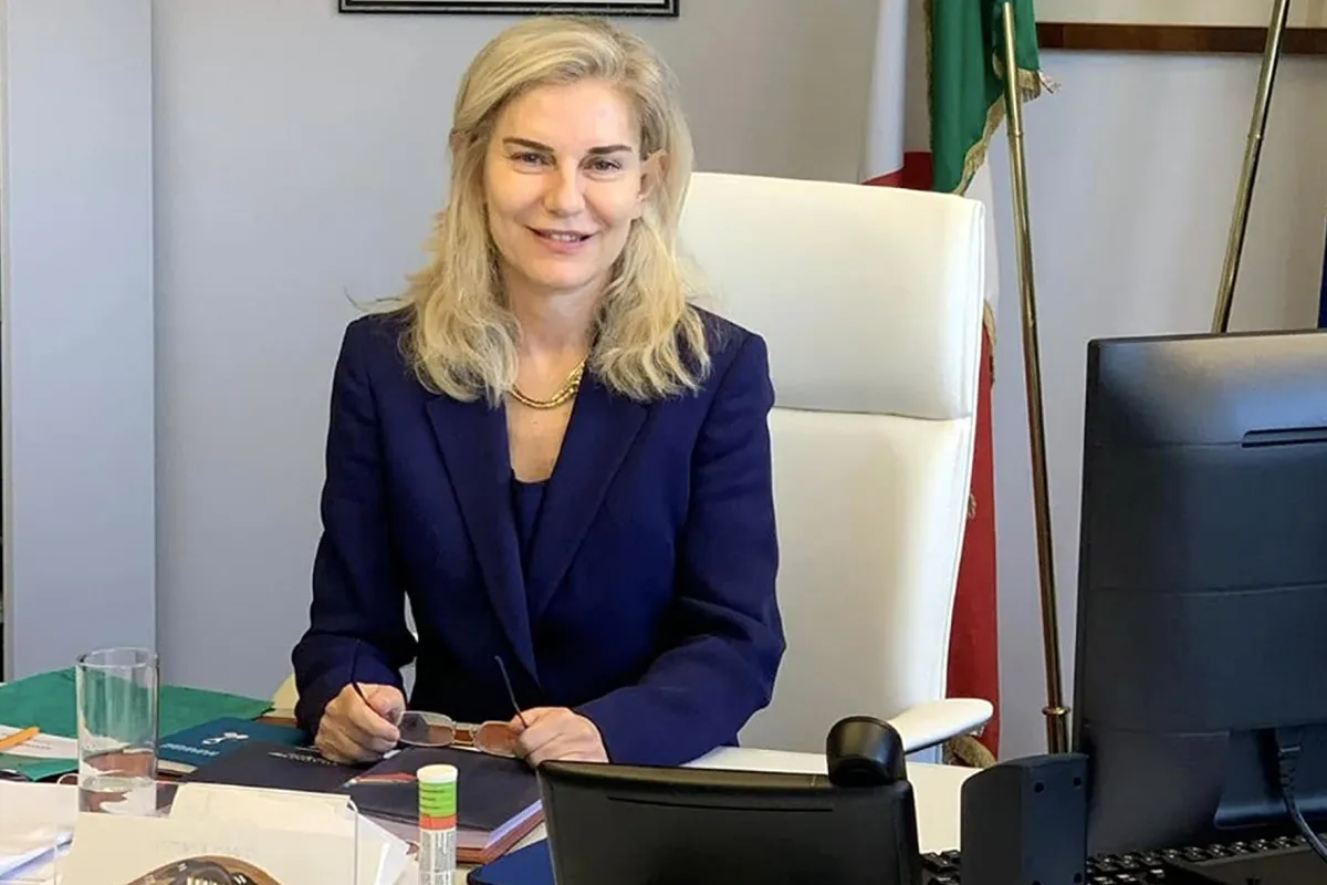 “Approdo per noi naufraghi”, l’Europa smarrita e il coraggio del dissenso di Elena Basile: un libro necessario 