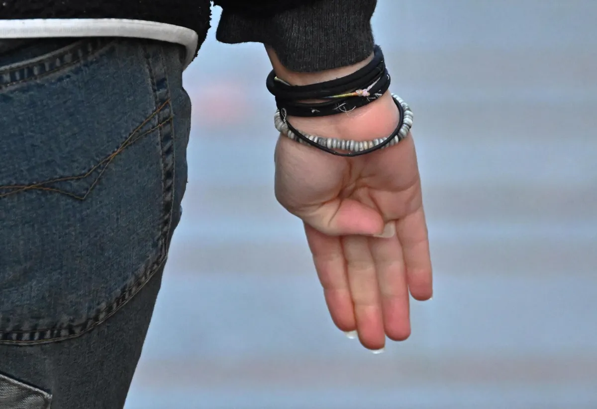 Varese, 50enne picchiata e violentata dall'amante si salva col "signal for help": lui arrestato 