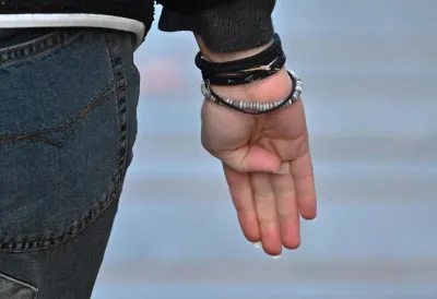 Varese, 50enne picchiata e violentata dall'amante si salva col "signal for help": lui arrestato 