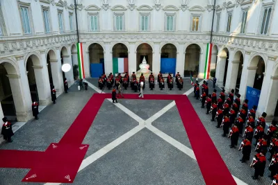 Il Fatto Quotidiano e alla casta di Palazzo Chigi: per chi ne fa parte aumenti, per gli altri sacrifici 