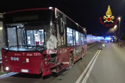 Tragico incidente a Roma, 27enne muore nello scontro tra la sua auto e un bus Atac: grave l'amica