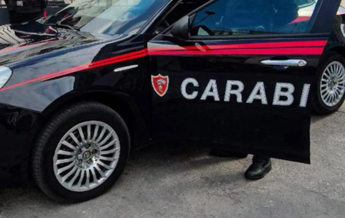 Milano, 15enne minacciato, spogliato e costretto a prelevare da una baby gang: salvo grazie al padre
