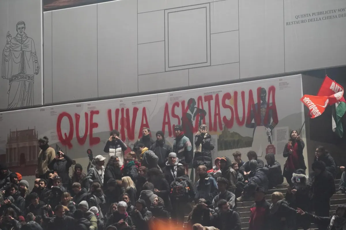 Ecco chi sono i politici e i vip che continuano a sostenere Askatasuna anche dopo la guerriglia 